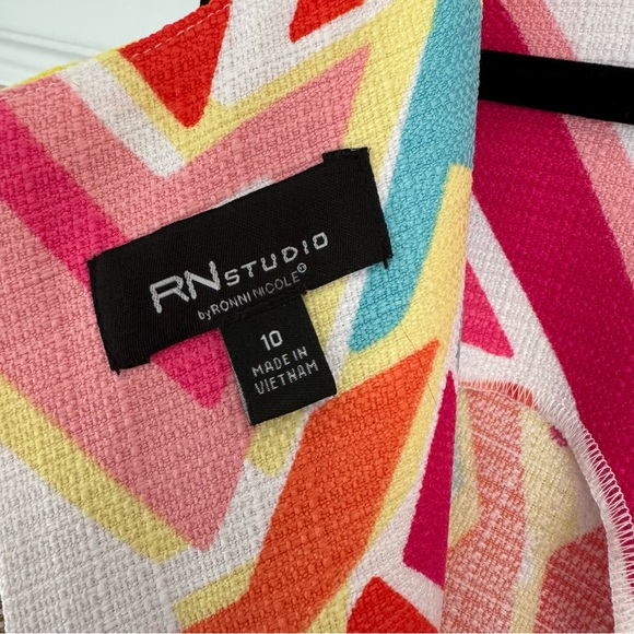 RN Studio Bright Geometric Print Dress With Key Hole Neck Line Size 10 - Picture 5 of 11